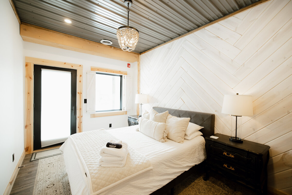 Bear-Ridge-Destination-barndo-suites-rosie-photo-video-3