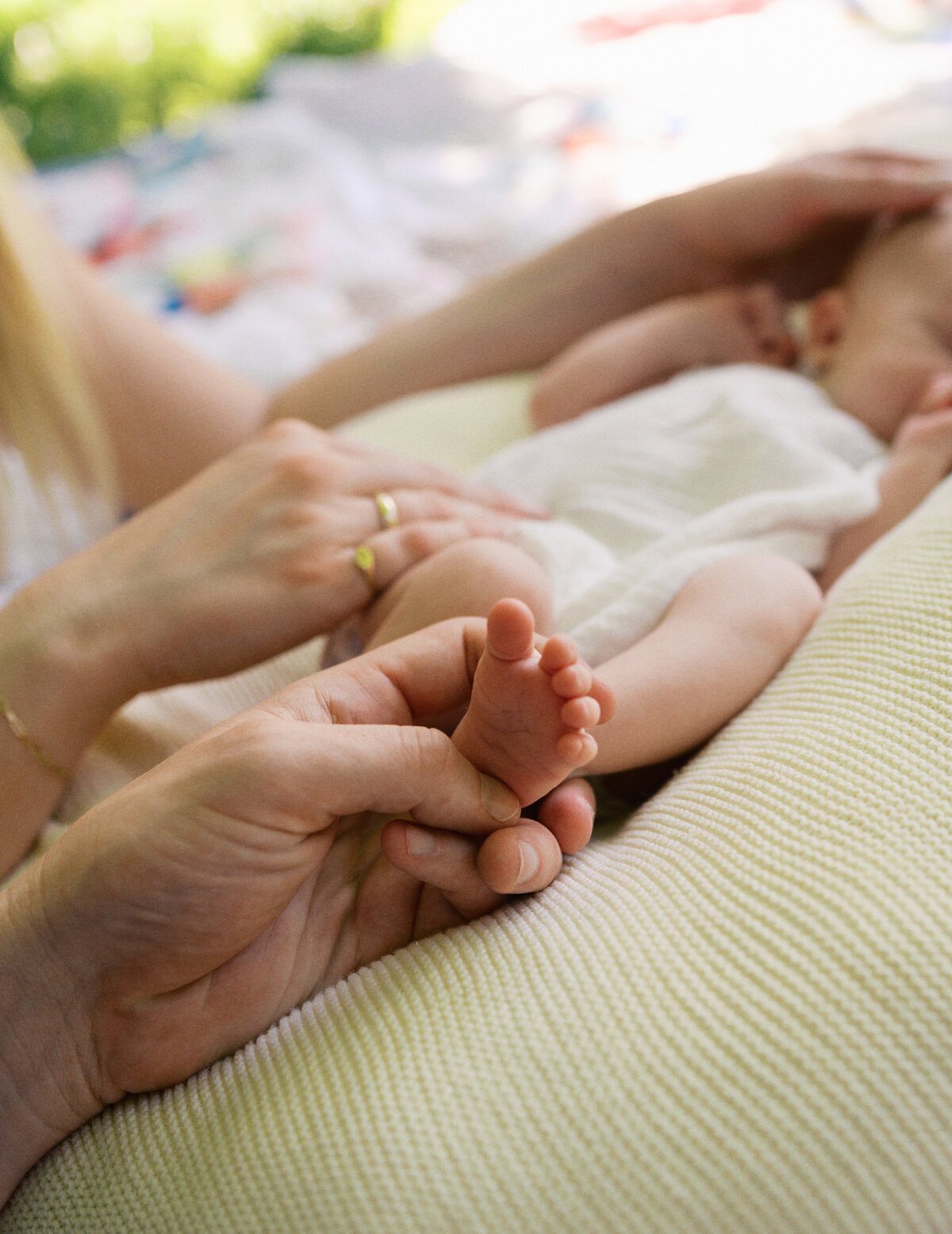dad-holding-newborn-baby-feet