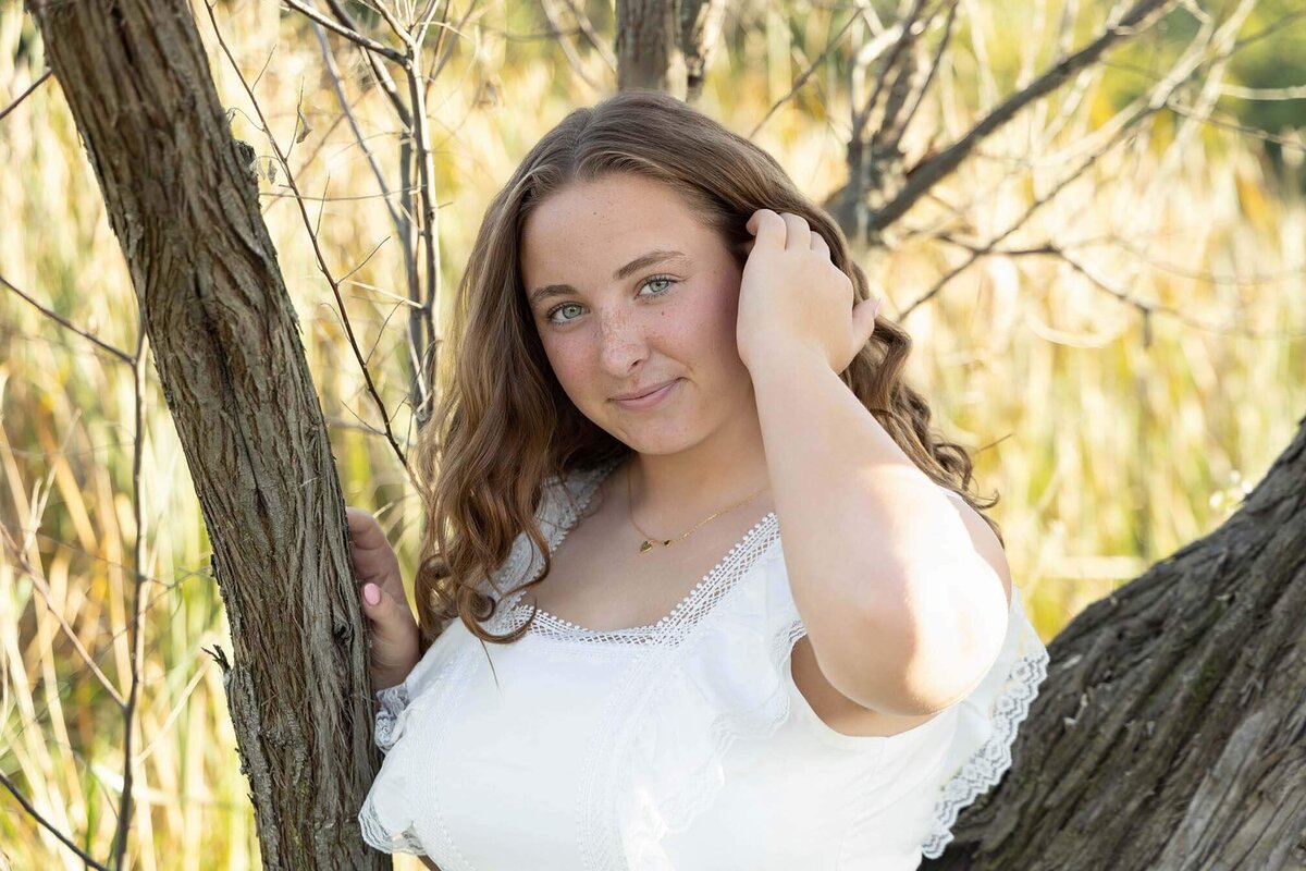 soft-senior-girl-photos-outdoors