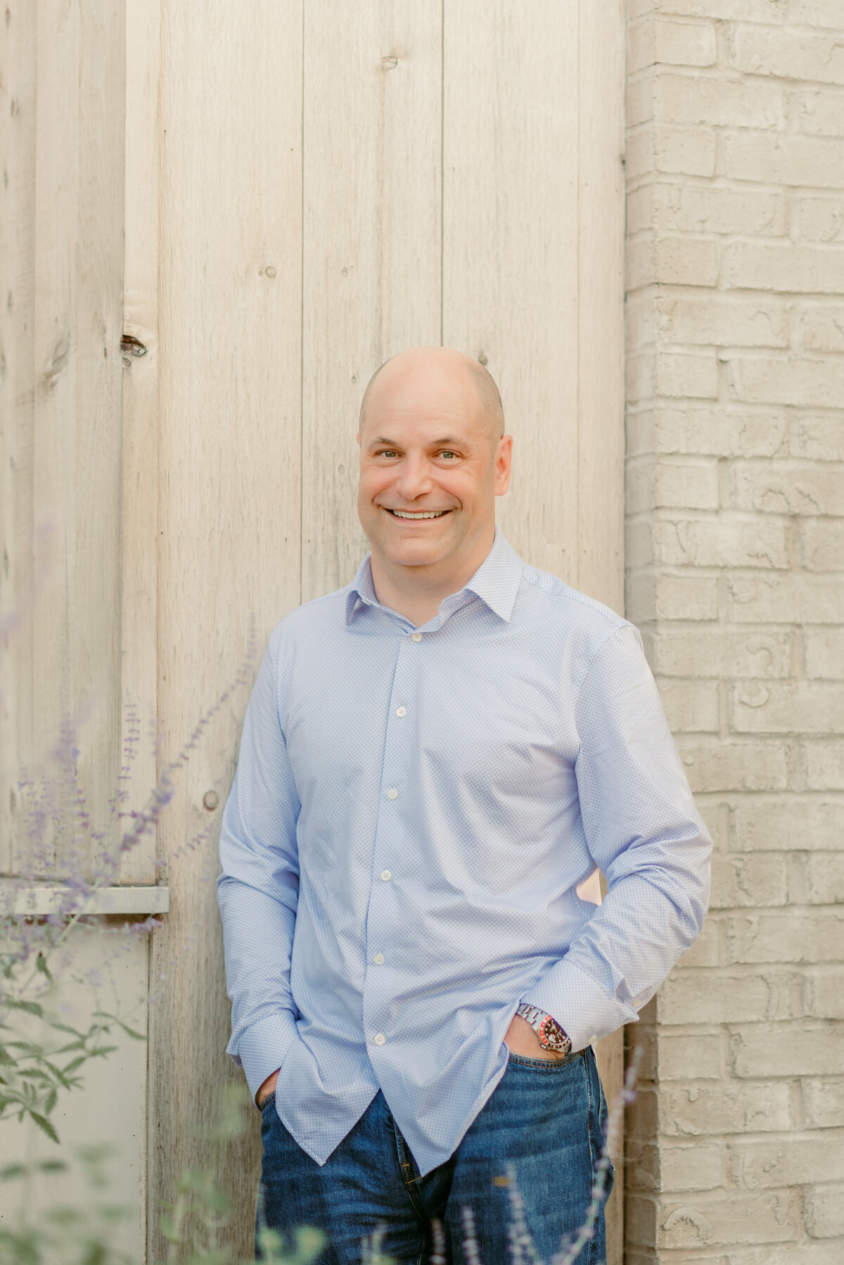 Book an online dating photoshoot with a professional photographer in Minneapolis. Create captivating photos that enhance your online dating profile.