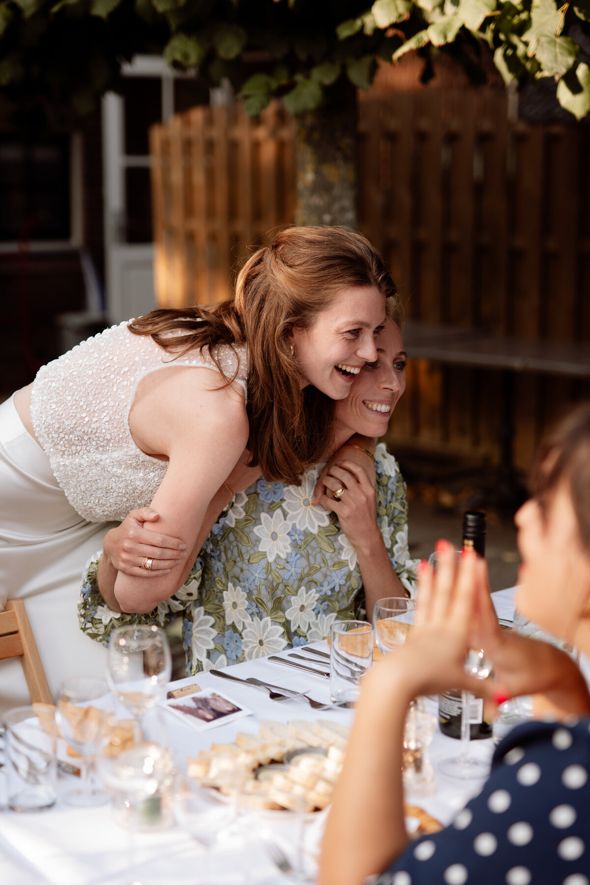 bruiloft-drenthe-diever-diner-knuffel