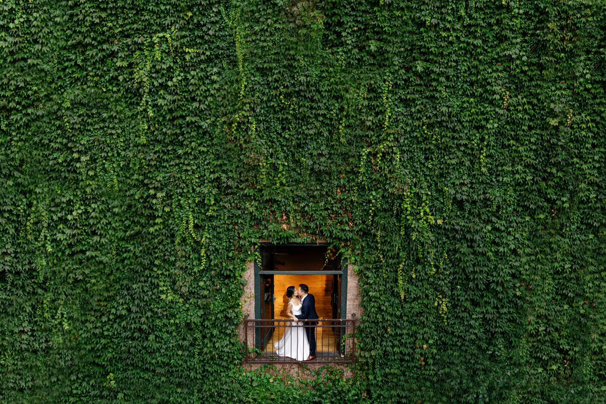 Aspen-Avenue-Chicago-Wedding-Photographer-Ivy-Room-Korean-Elegant-Modern-Romantic-Timeless-Jenny-Yoo-Elegant-Event-Lighting-City-True-To-Color-Photojournalism-71