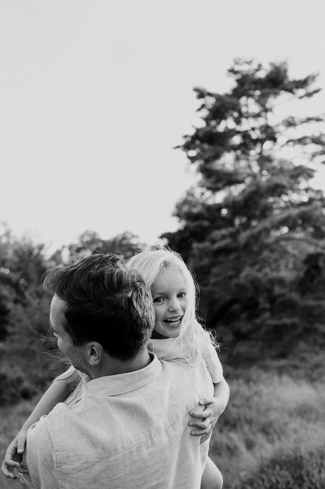 Gezinsfotografie in Nijlen tijdens golden hour – pure, spontane momenten vastgelegd in de heide.