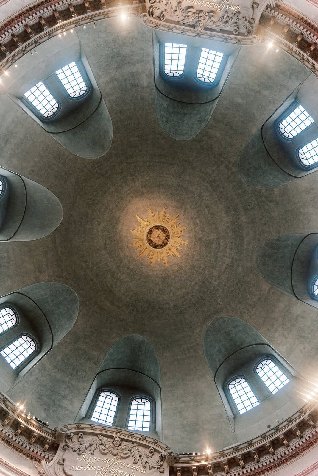 Destination Wedding Photographer Stockholm Anna Lundgren Winter City Wedding at Diplomat, Hedvig Eleonora Church, Dramaten and Teatergrillen Stockholm Sweden_08