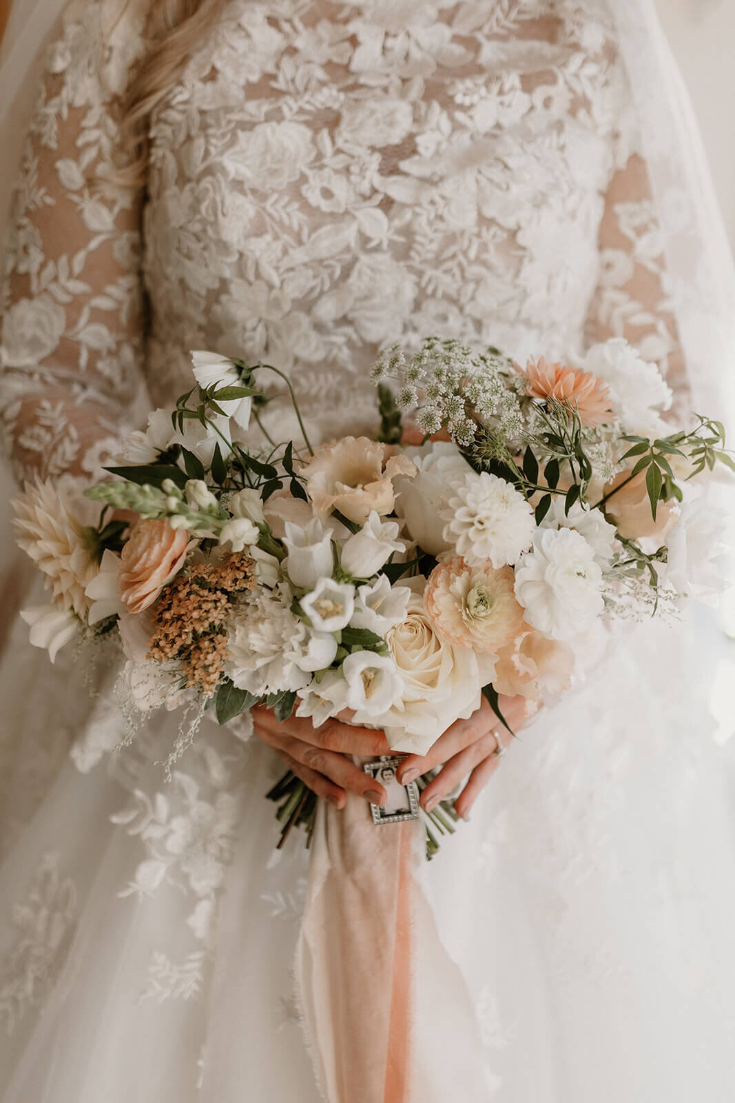 Issy-and-Bella-Floral-Design-Wedding-Florist-Herefordshire-Sant-Ffraed-House4