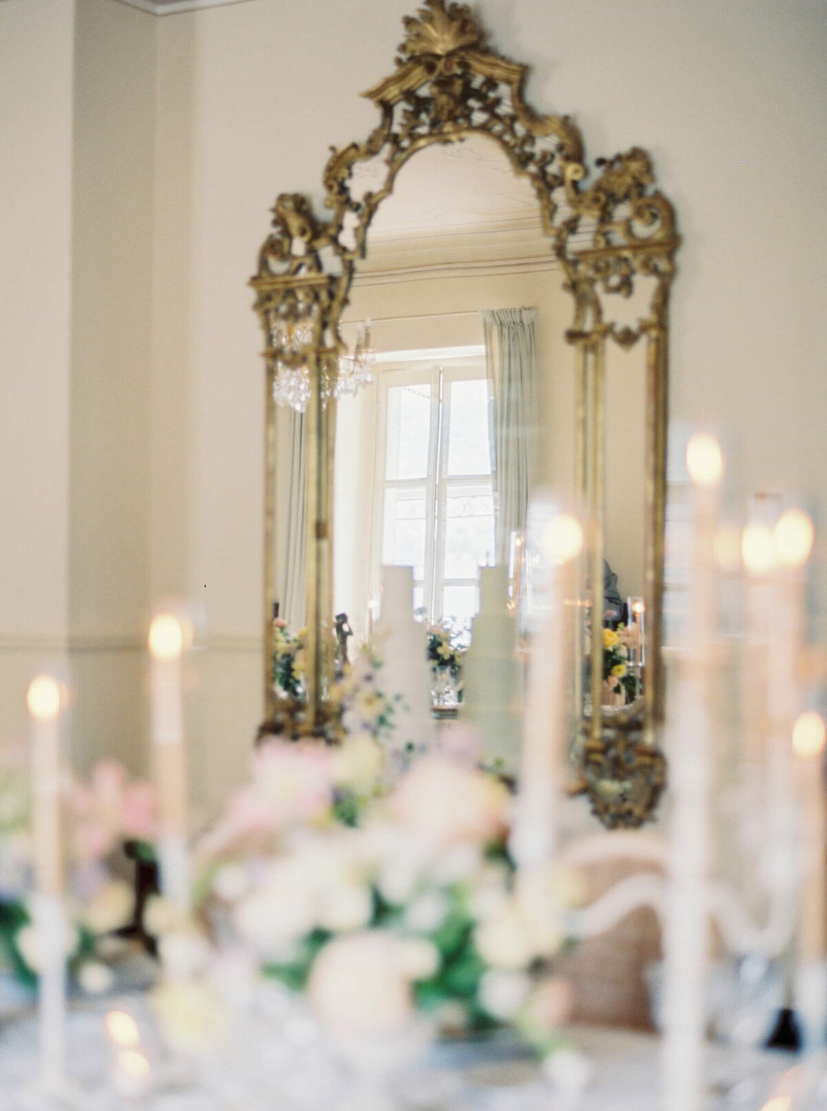 A wedding day photo of the reception cable covered in linens and candles at the wedding venue Villa Aura del Lago on Lake Como in Italy