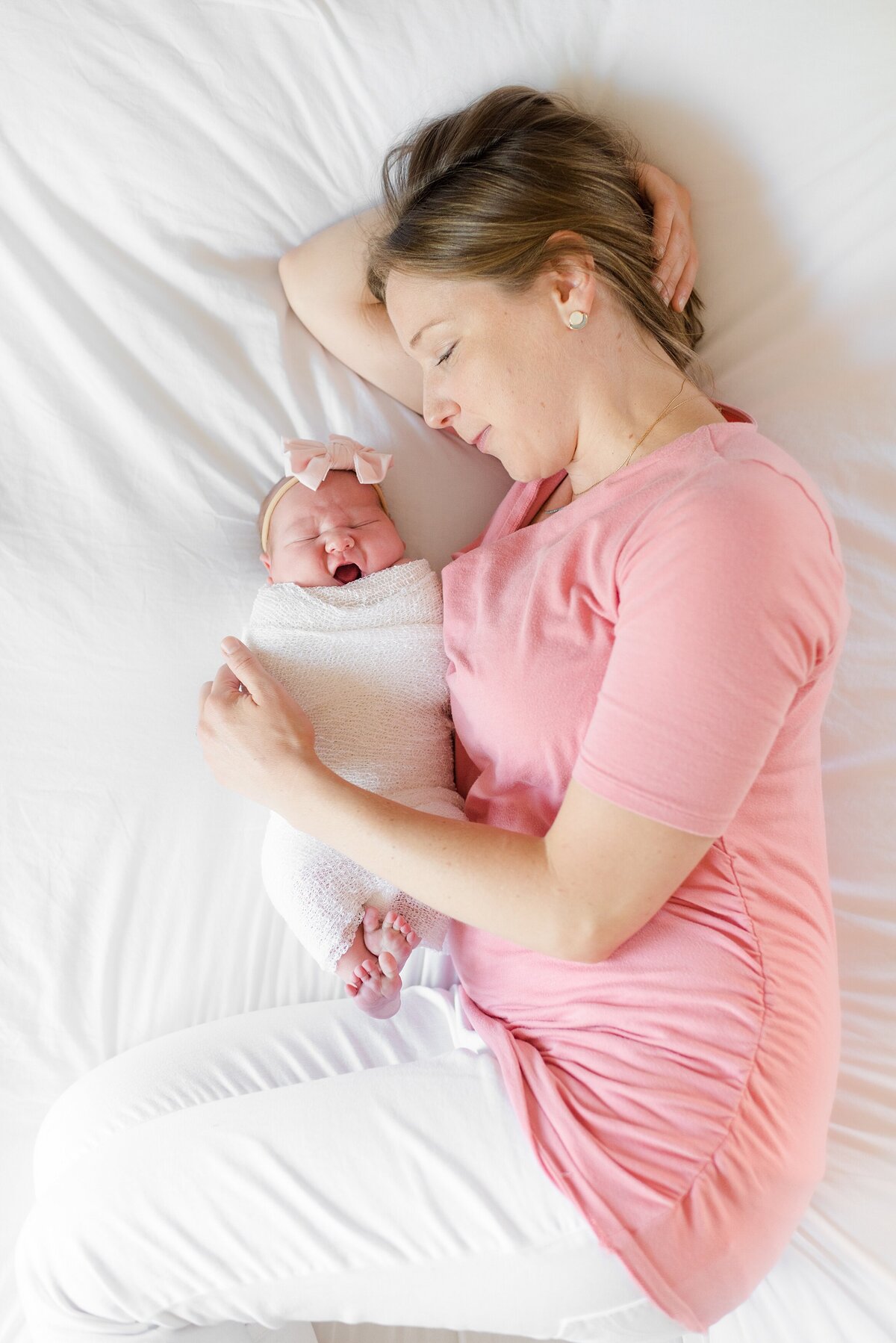 33_mom-snuggling-newborn-baby-girl-in-bed-at-home-newborn-session_lansdale-packp