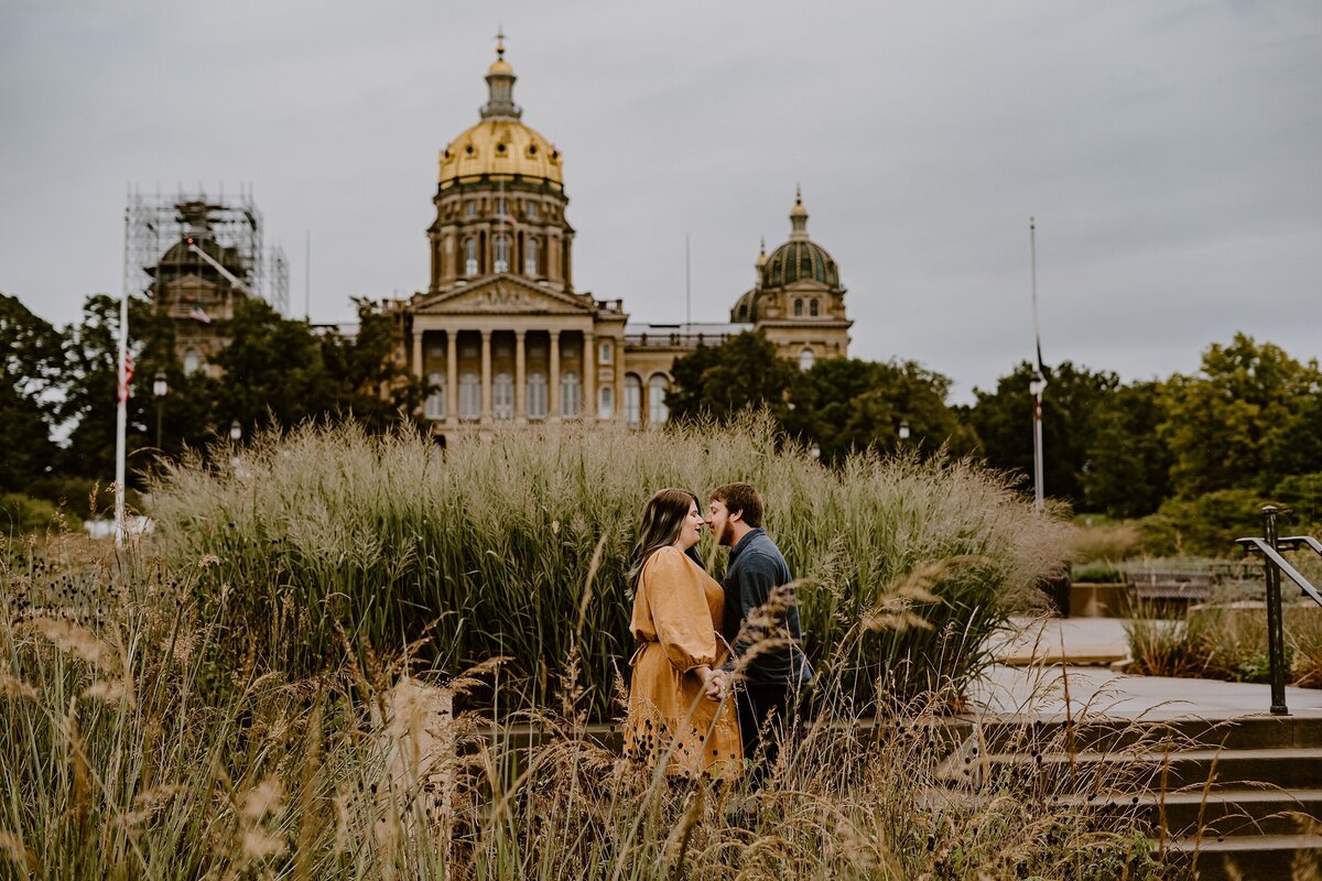Des-Moines-capitol-couple-session-Storyteller-Collective-Photo-Co