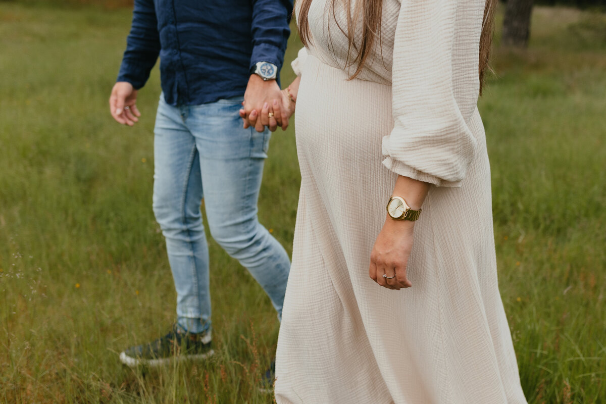 foto zwangerschap buiten hand in hand