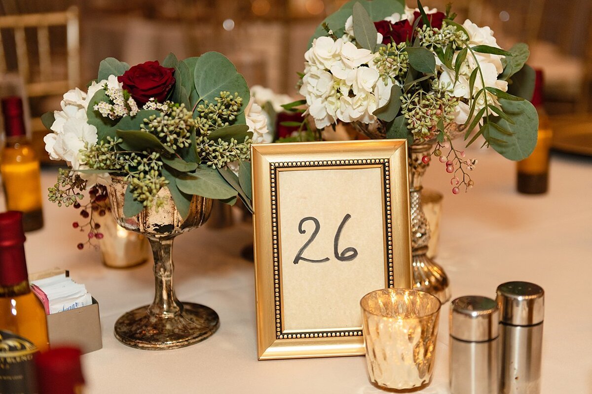 Gold, red and off-white wedding table decor