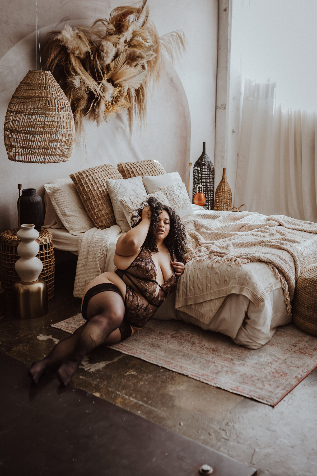 curvy-boudoir-posing-the-storyteller-studio-des-moines-storyteller-collective-photo-co
