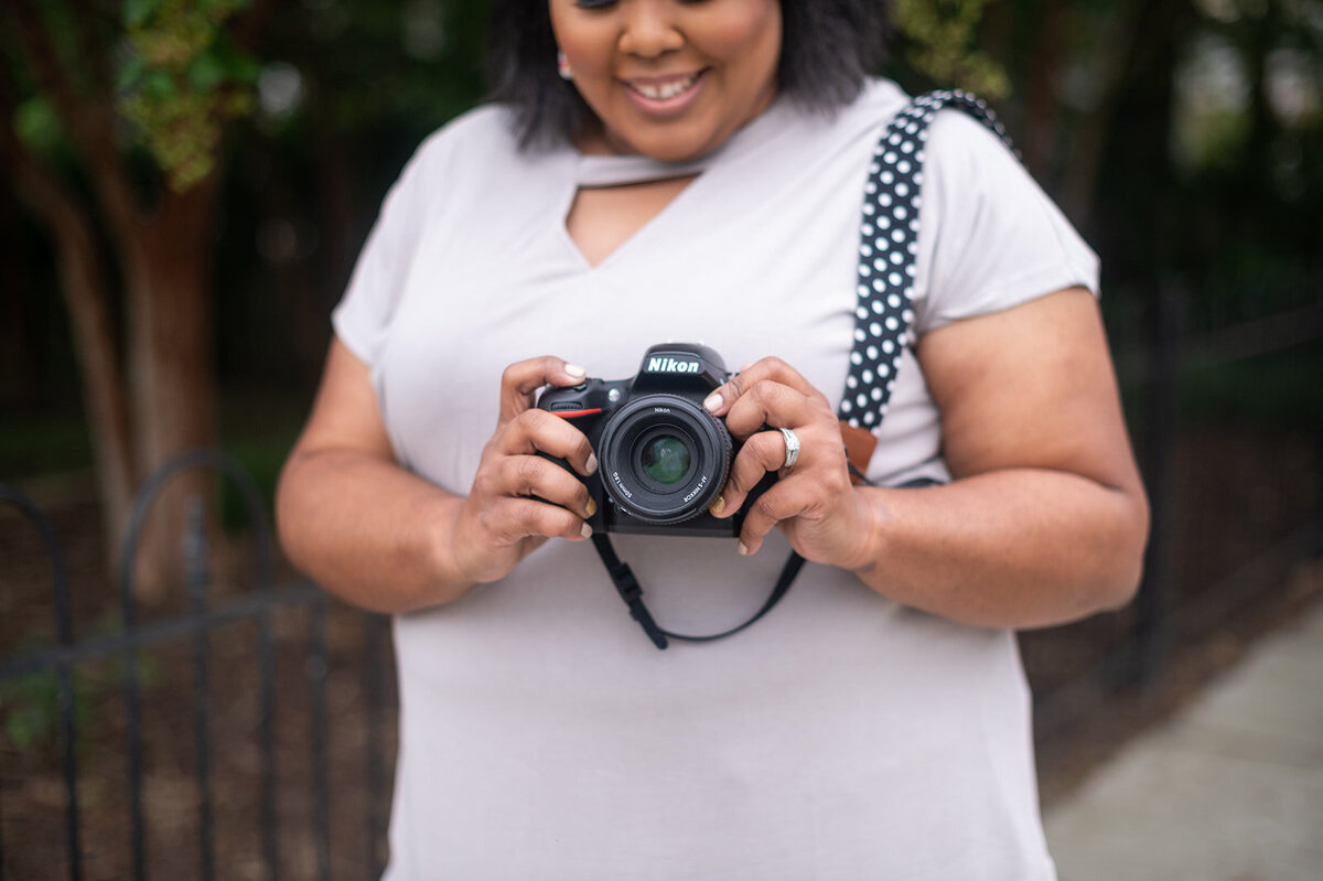 Samantha D holding her Nikon camera