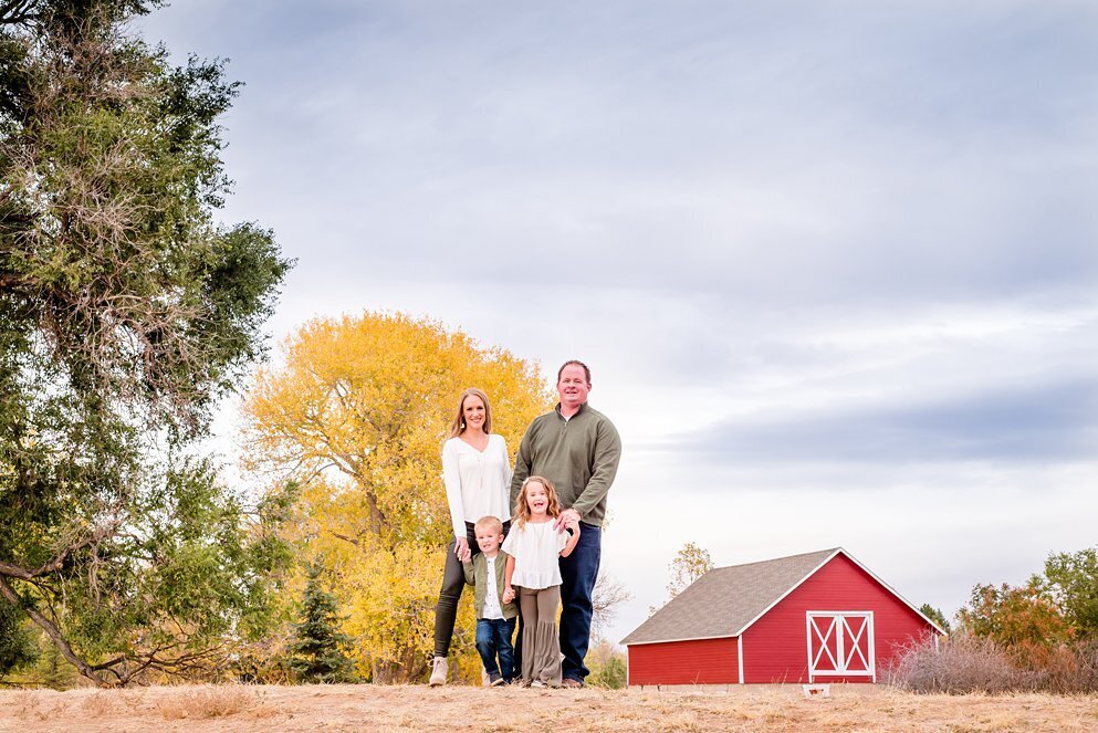 colorado-fall-family-photography-red-barn