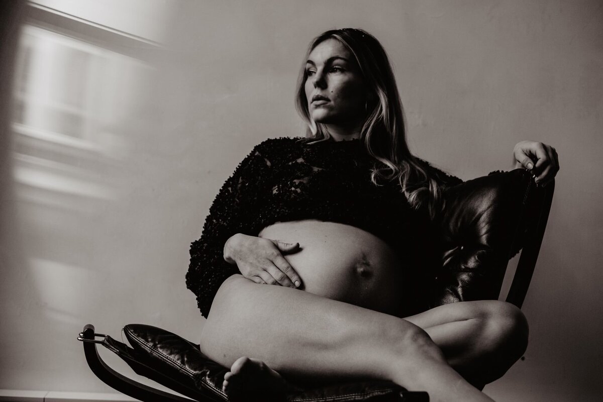 Sfeervolle portretfotografie van een zwangere vrouw, vastgelegd in Doetinchem