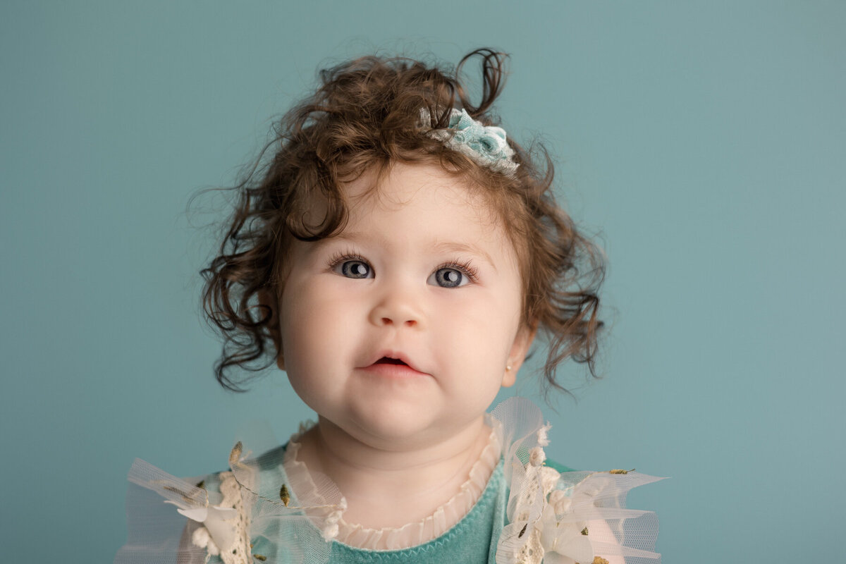 in-home-one-year-milestone-cake-smash-photography-session-Georgetown-KY-photographer-baby-girl-2