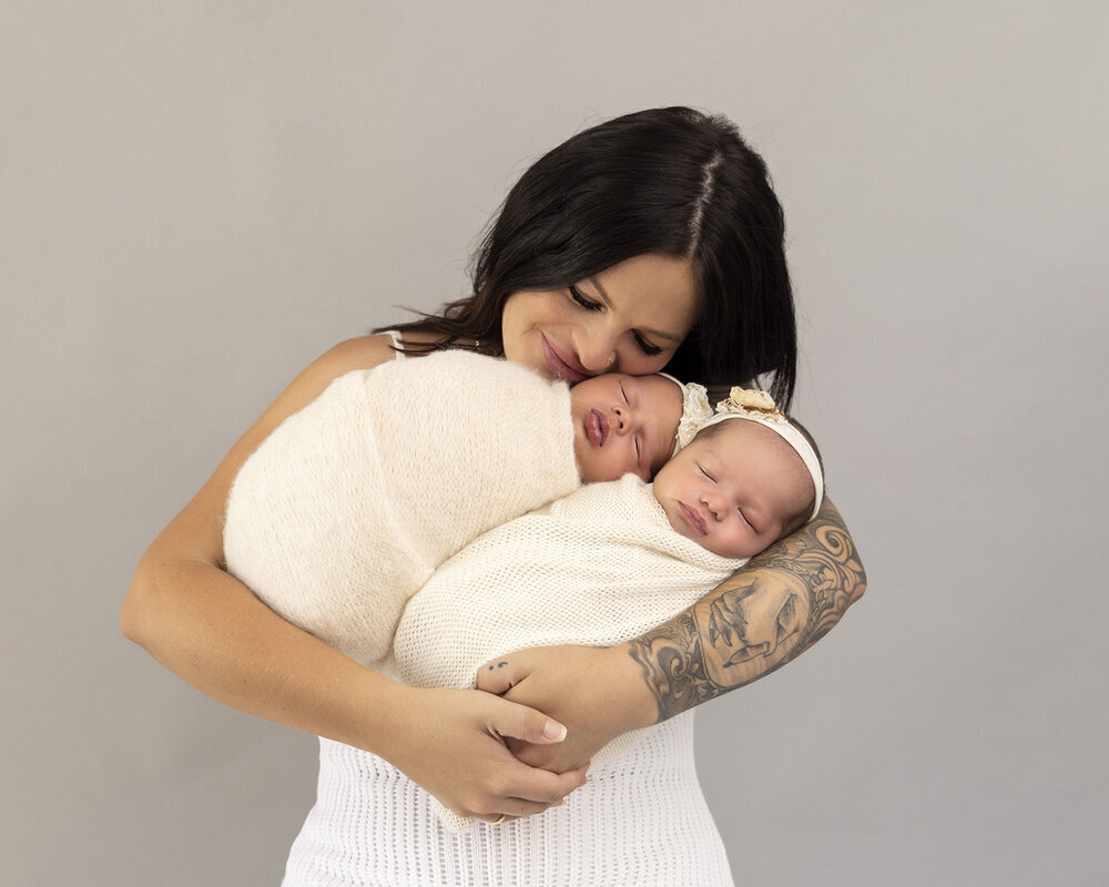 NEWBORN_BABYTWINGIRLSWITHMOTHER