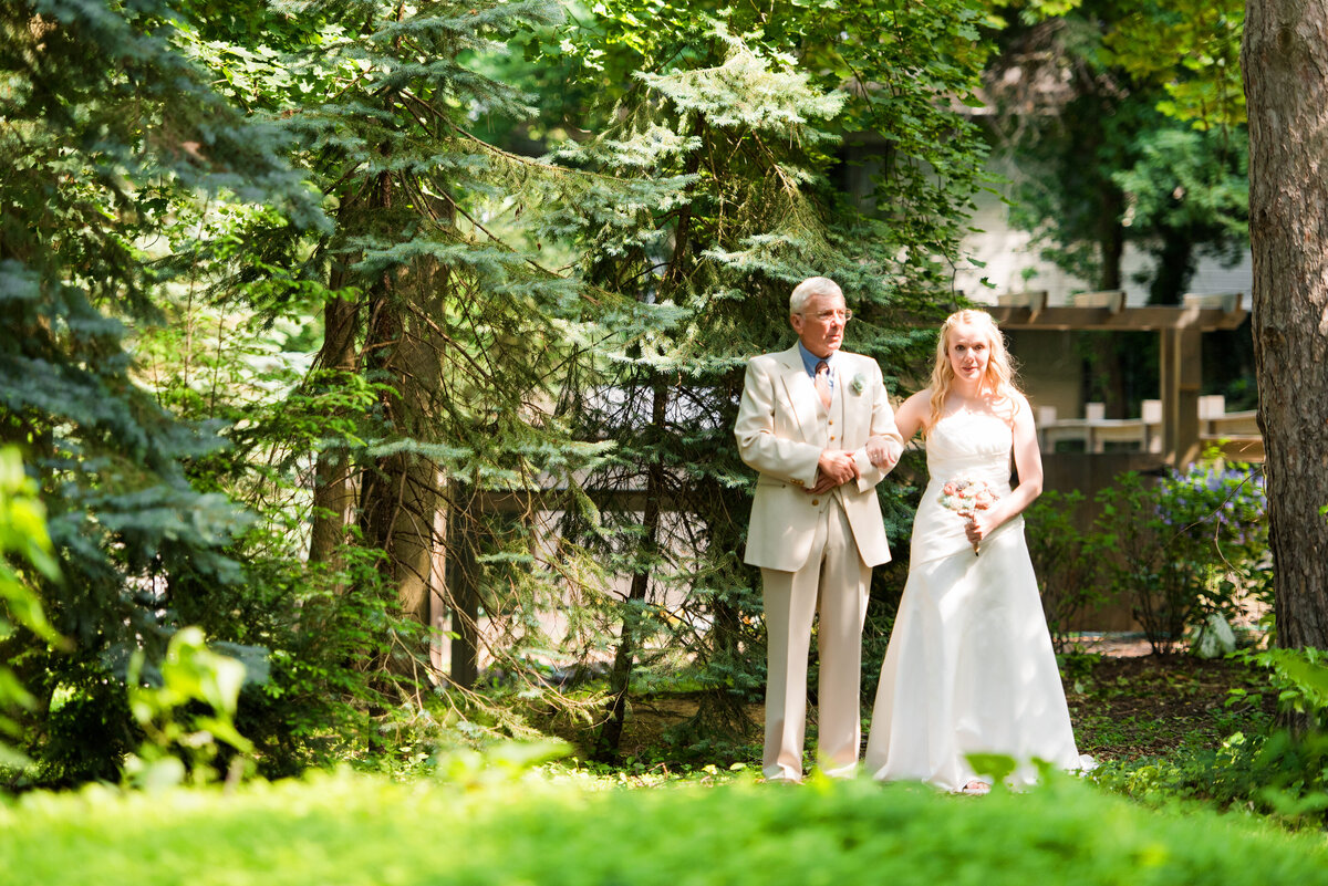 outdoor wedding ceremony in the garden at the Hyeholde