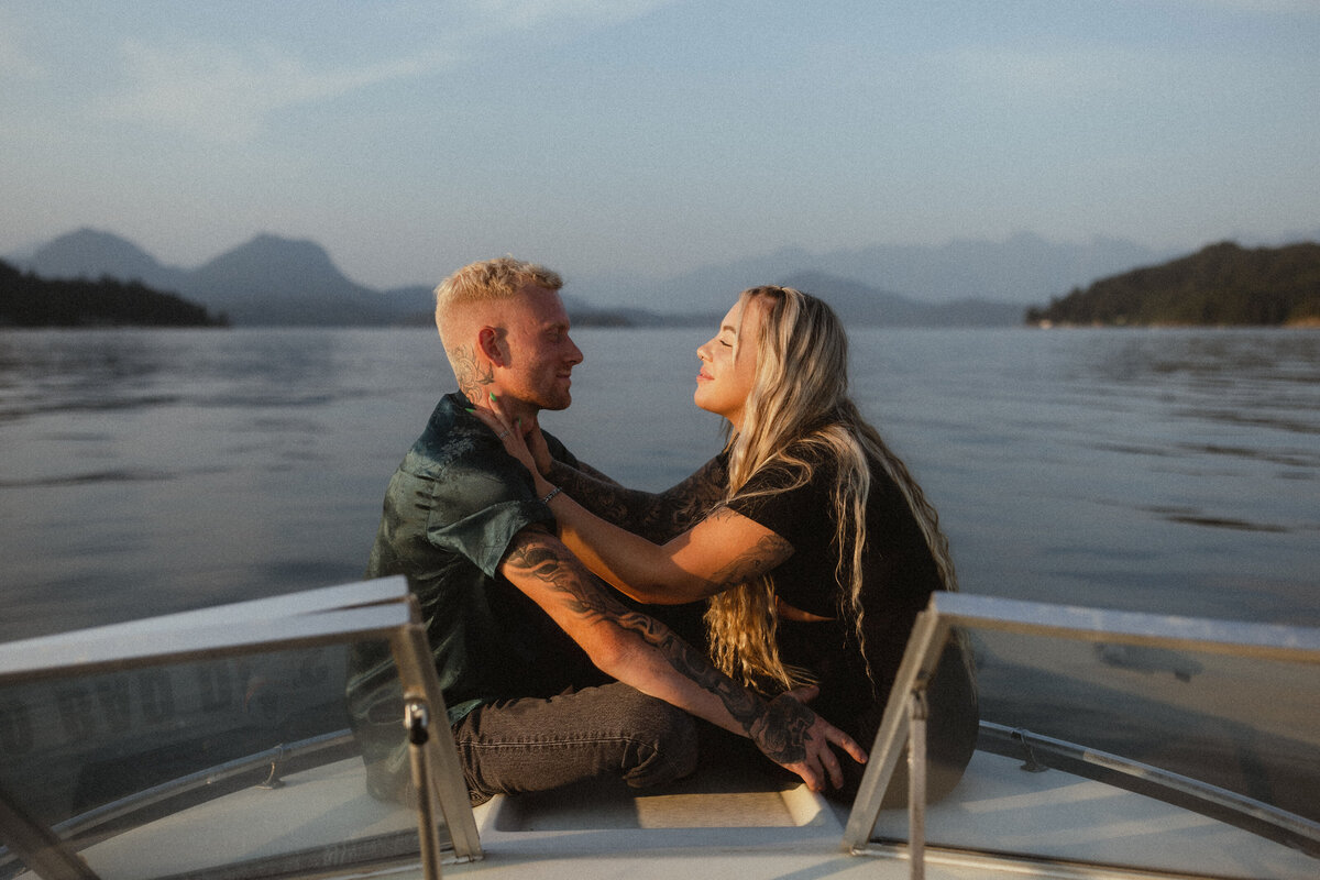 boat-couple-photoshoot-ideas-sunshine-coast-vancouver-lowres_1