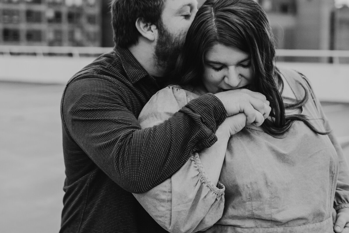 downtown-des-moines-couples-session-storyteller-collective-photo-co