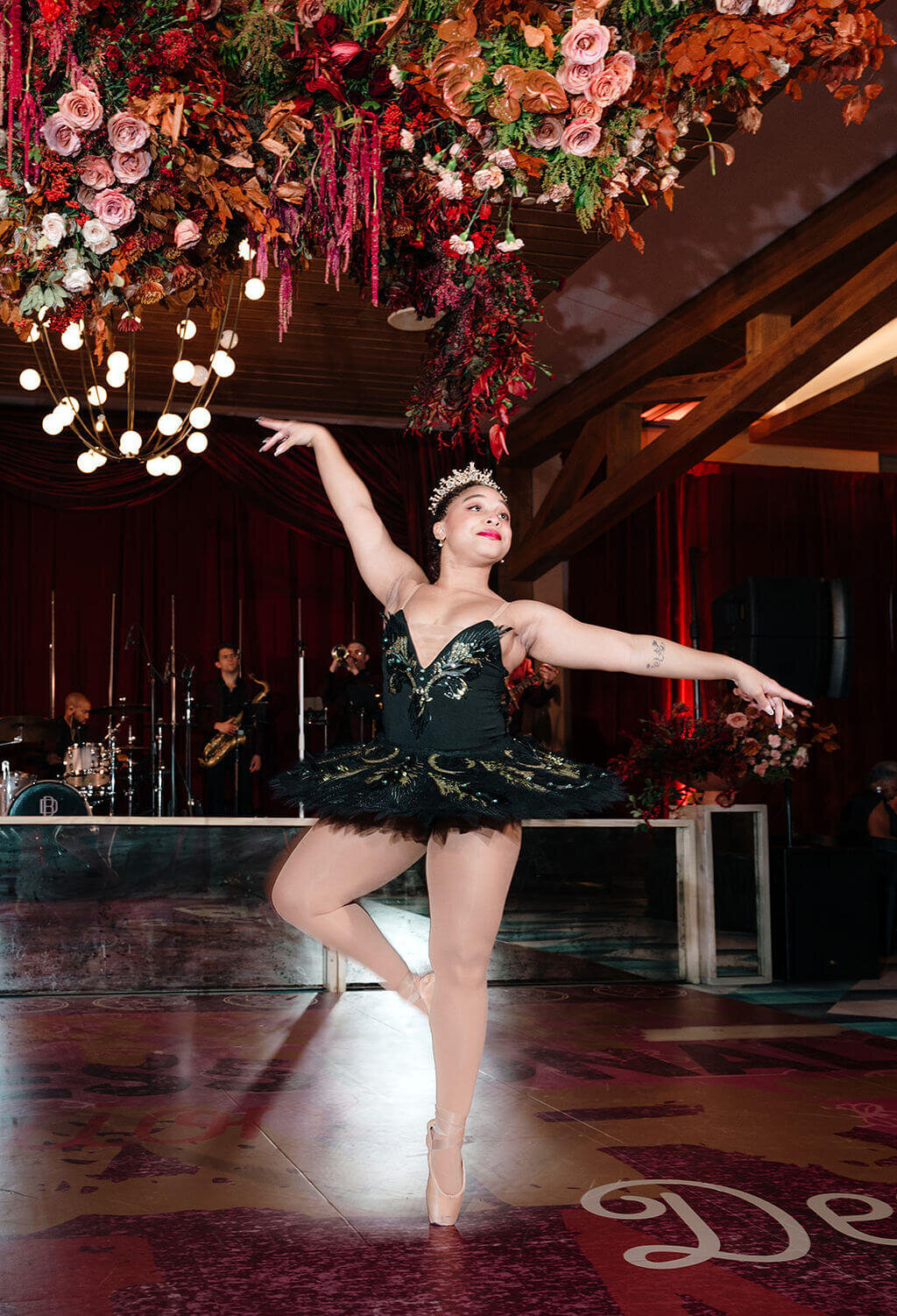 05.monochromatic-red-event-gala-dinner-social-event-modern-vintage-events