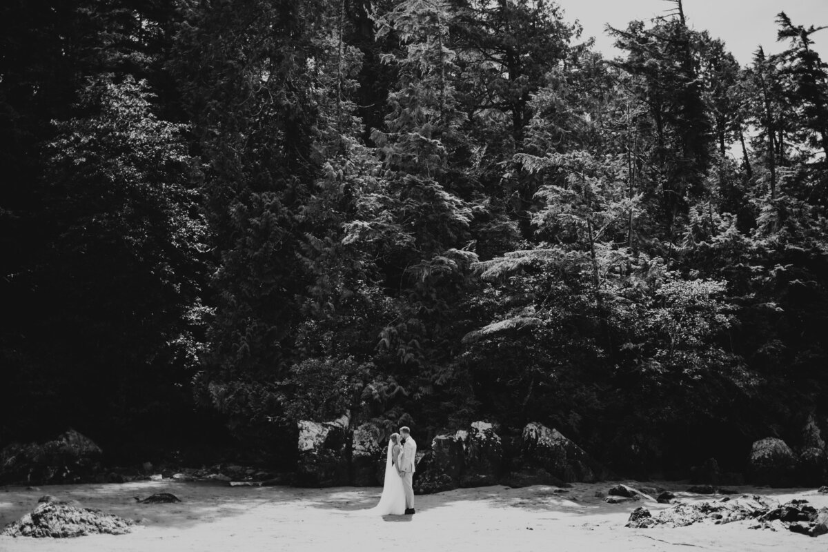 Jessica-Rae-Schulz-Edmonton-Alberta-Tofino-British-Columbia-Wedding-Elopement-Photographer-Love-Beach-Boho-Candid-20