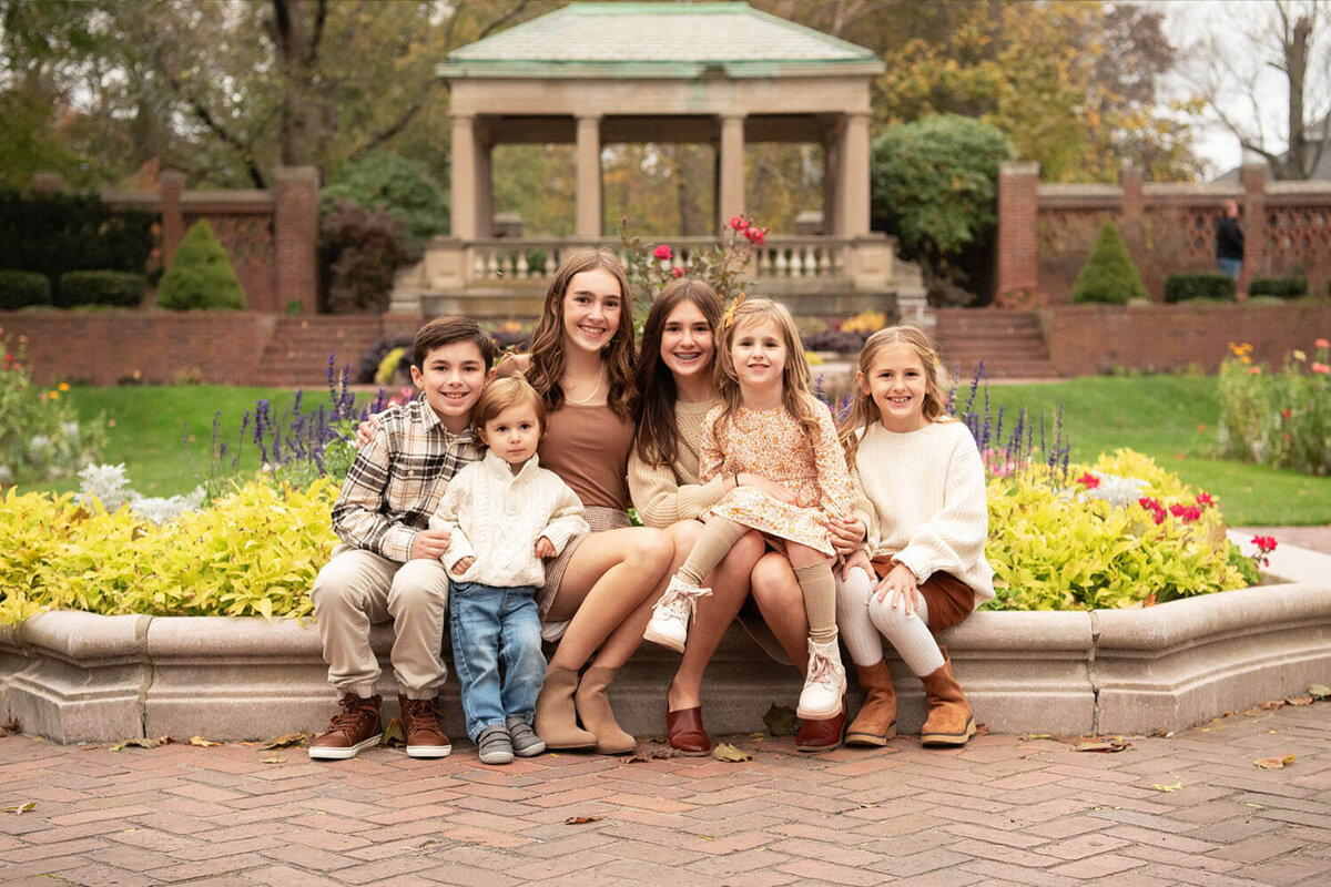 Six siblings pose at the gardens at Lynch Park.