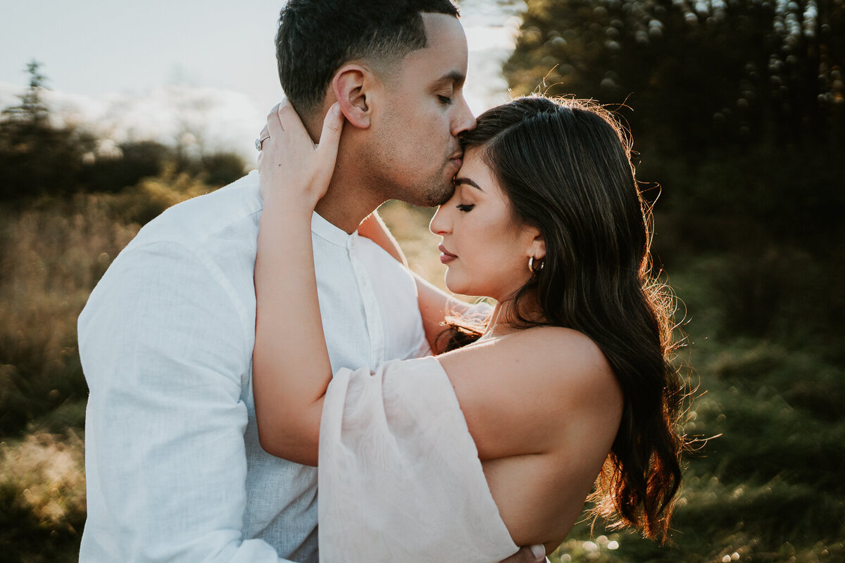 clinton-utica-new-york-wedding-photographer-photography-engagement-session-engaged-real-love-story-fall-field-golden-hour-sunset_001