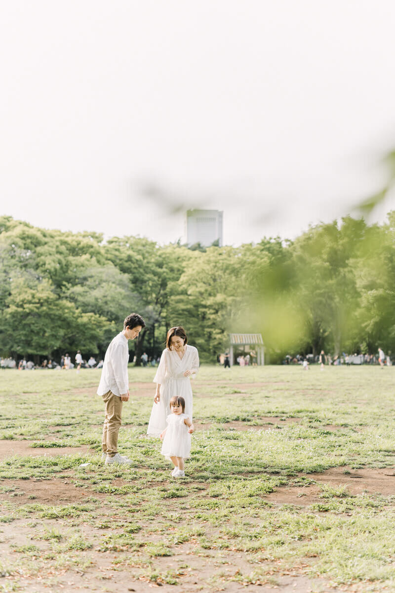 a family relaxing in a park in central Tokyo, located in Shibuya. Shot by family photographer, Yukika Ishikawa Photography.