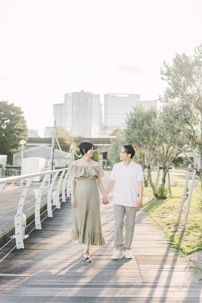 Husband and wife holding hands together in their maternity session in Tokyo.