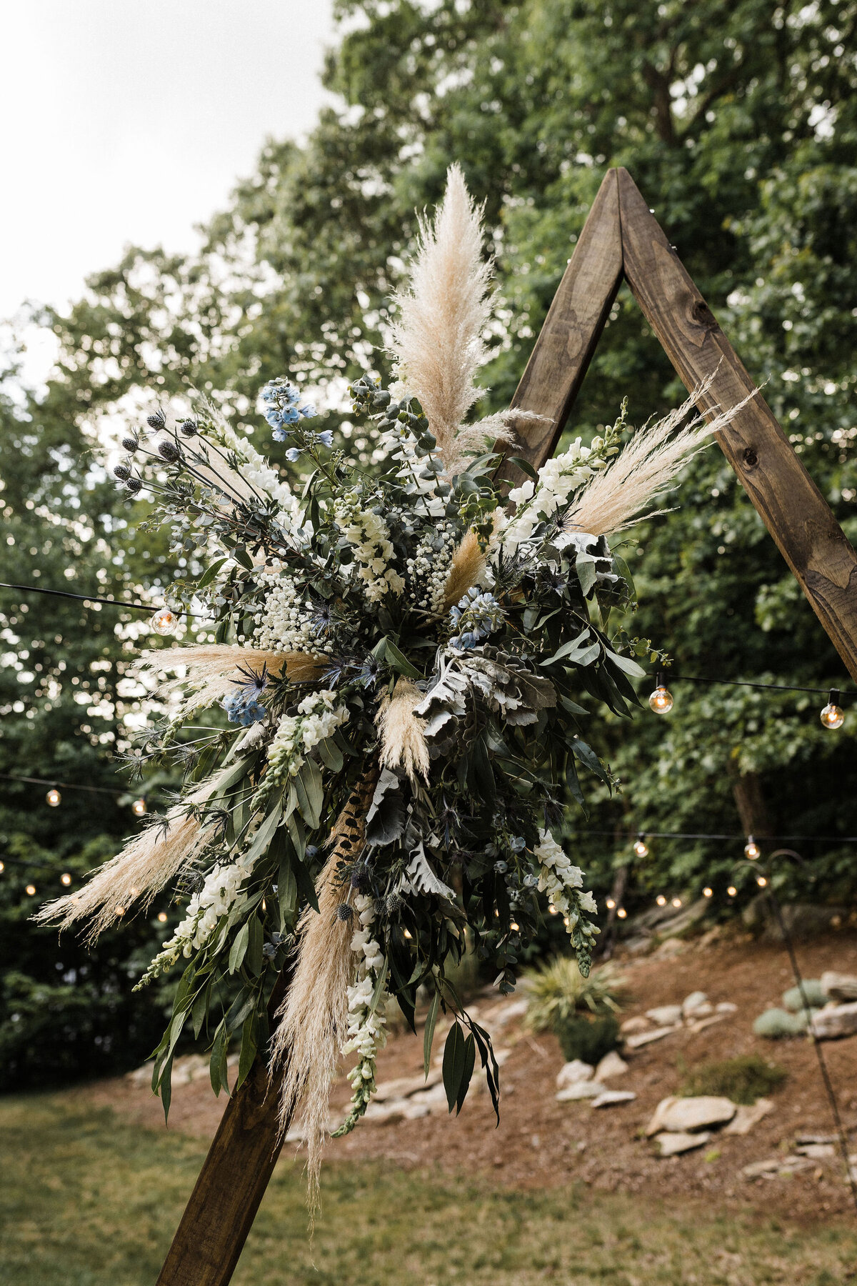 glastonbury-ct-wedding-flowers-tableware-rentals-petals-&-plates-ceremony-arch-08