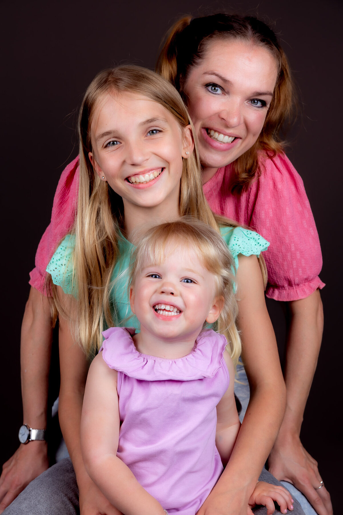 Gezinsportret-moeder-en-dochter-studioportret-portretfoto-Hellevoetsluis-zwarte-achtergrond-fotograaf-professionele-fotoshoot-100