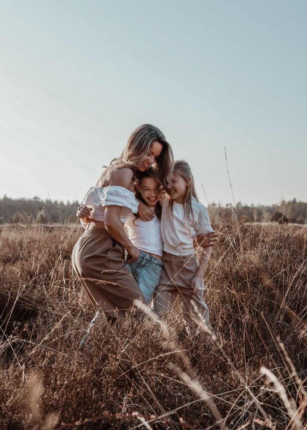 Gezin met twee dochters geniet van fotoshoot in de natuur