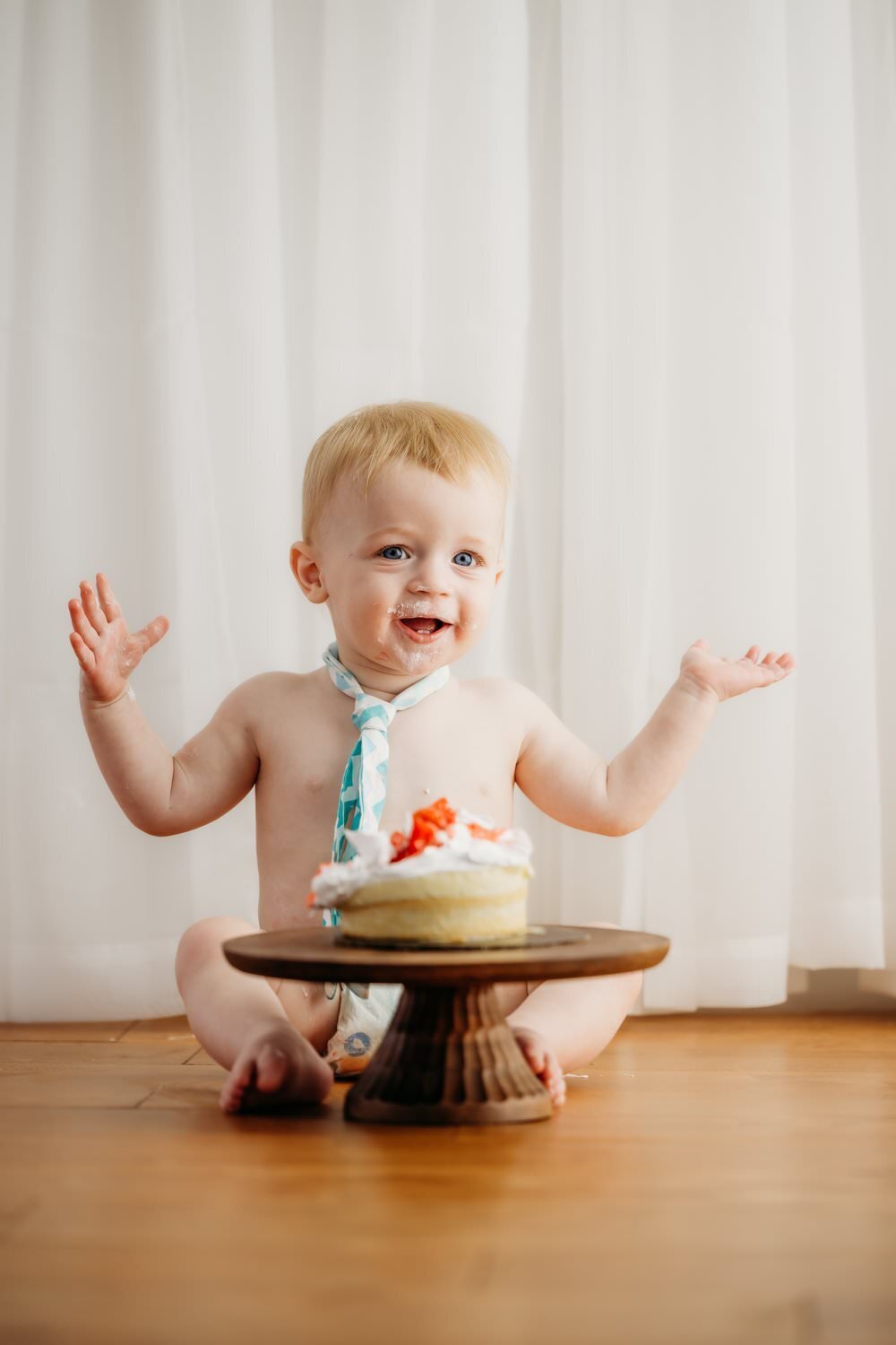 happy-baby-cake-stand