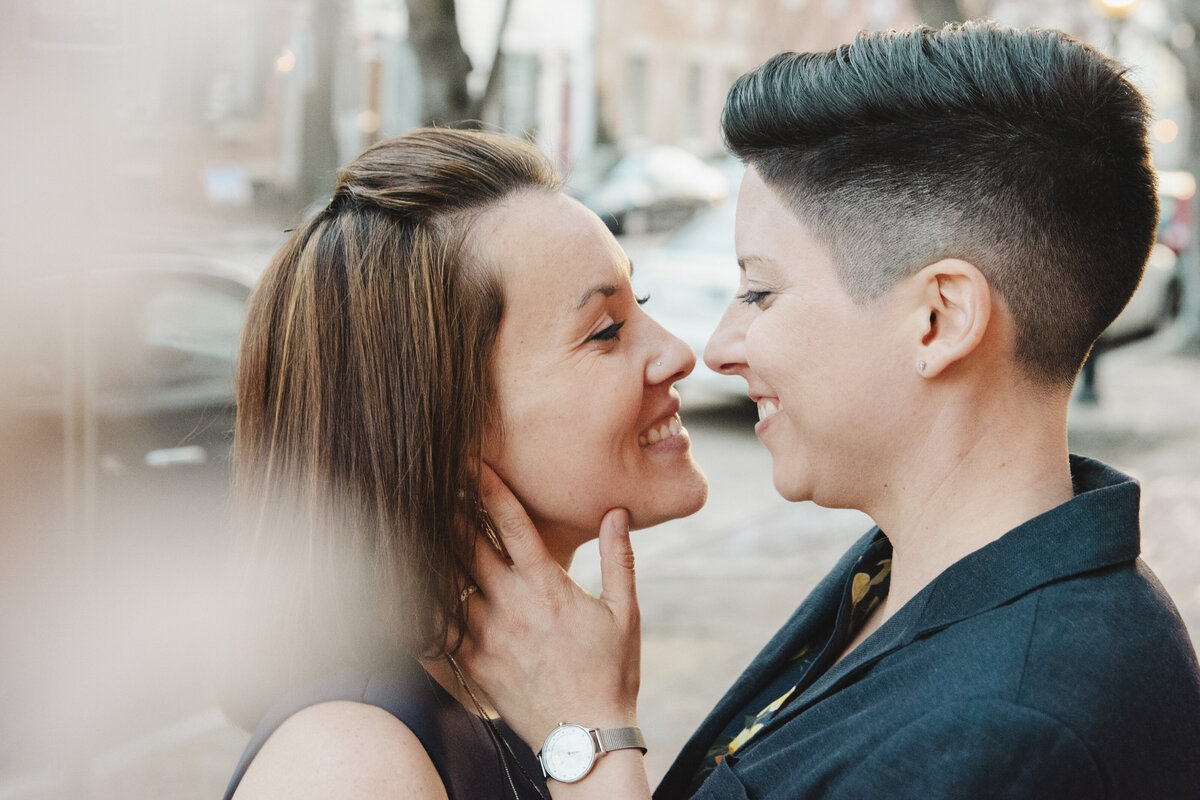 A couple leans in for a kiss in Alexandria VA.