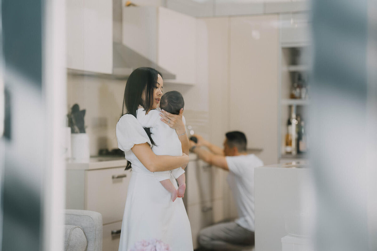 Inner-west-in-home-newborn-photography-mother-cuddling-baby