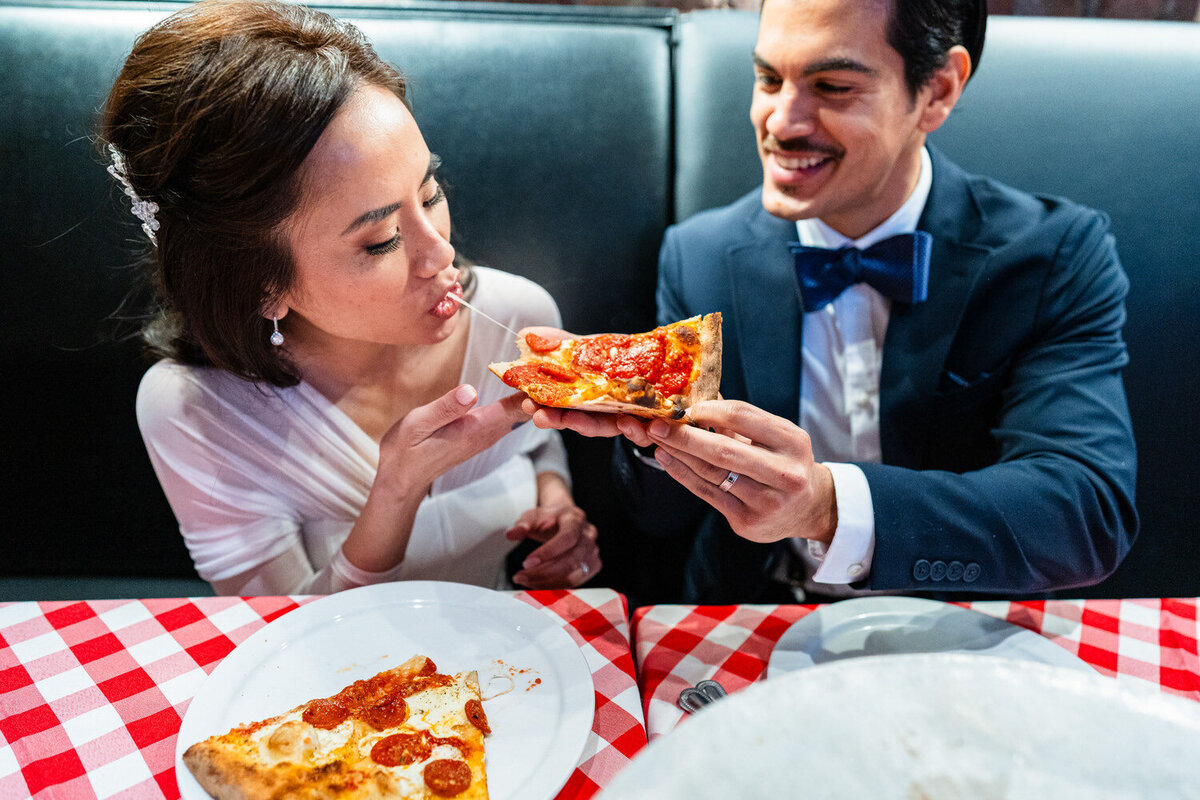 wedding-couple-eating-pizza-brooklyn