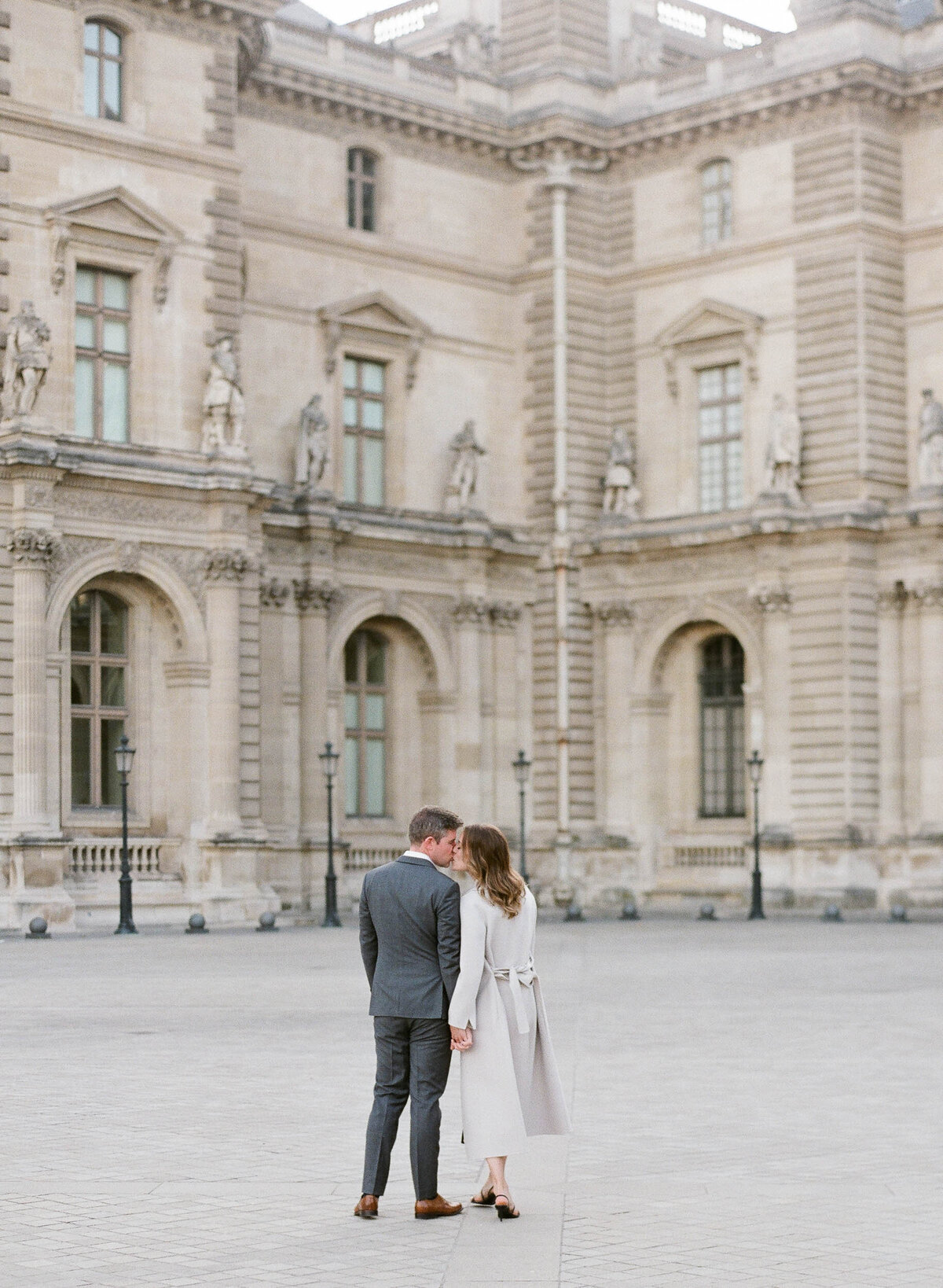 Alexandra-Vonk-photography-engagement-session-Paris-The-louvre-5