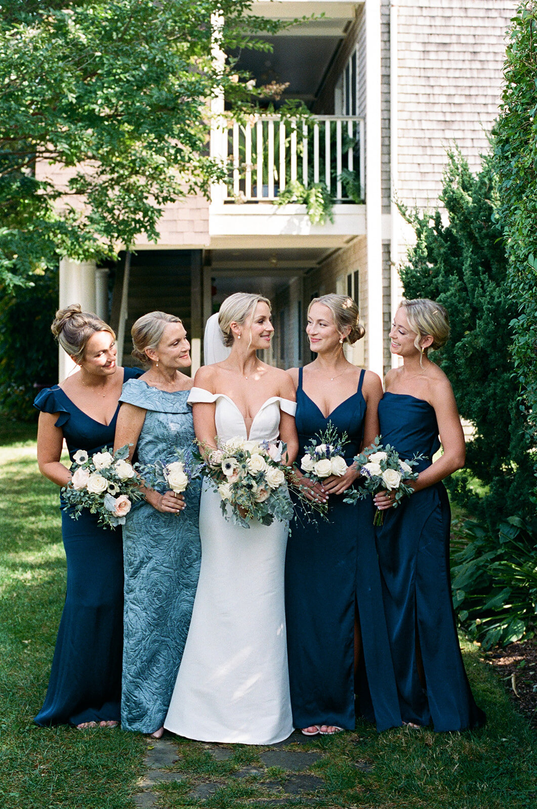 MarthasVineyardWedding_KenzieMatt_KenzieMorning_SamBrooks-251