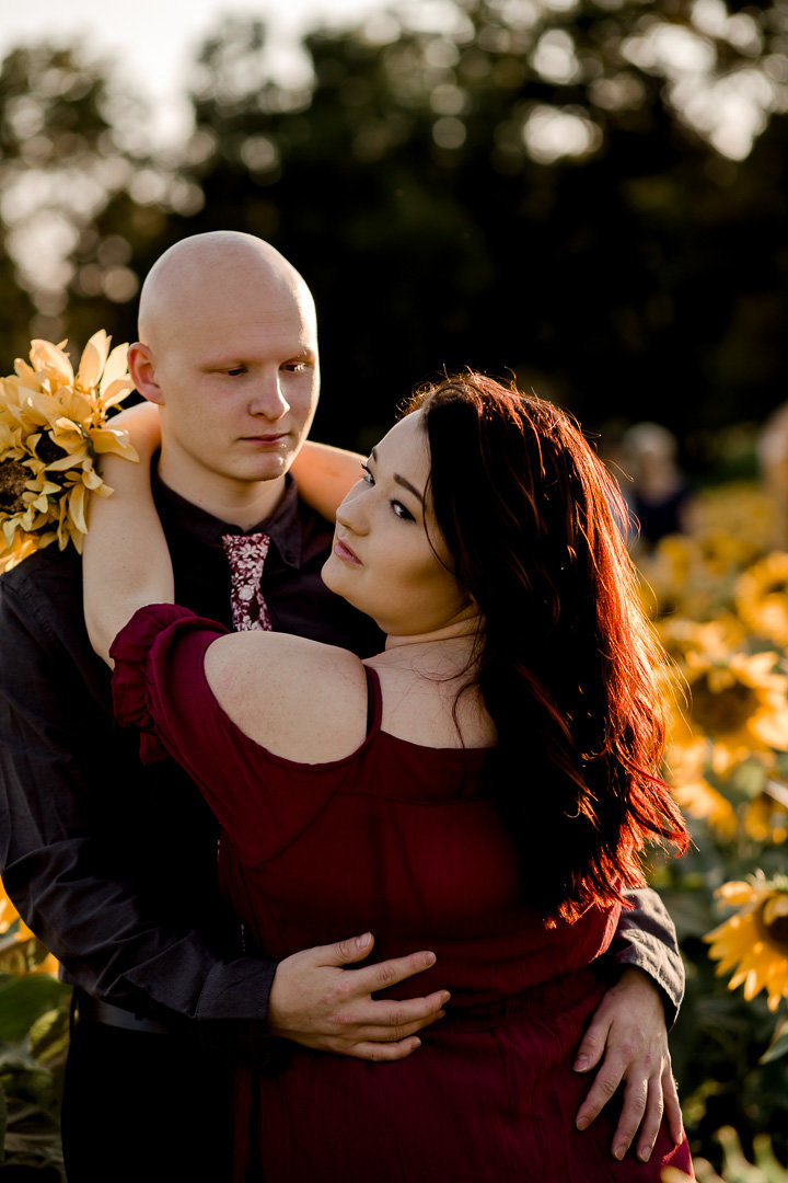 Engagement session in the sunflower field0021