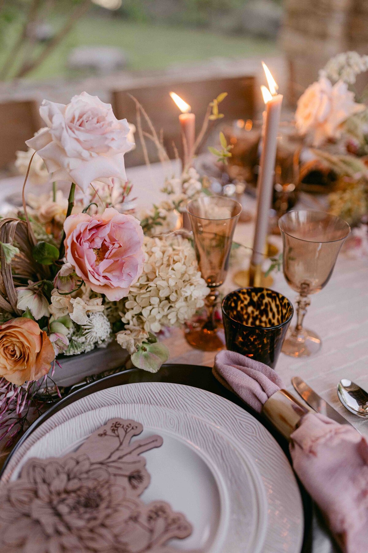 soft-romantic-wedding-tablescape