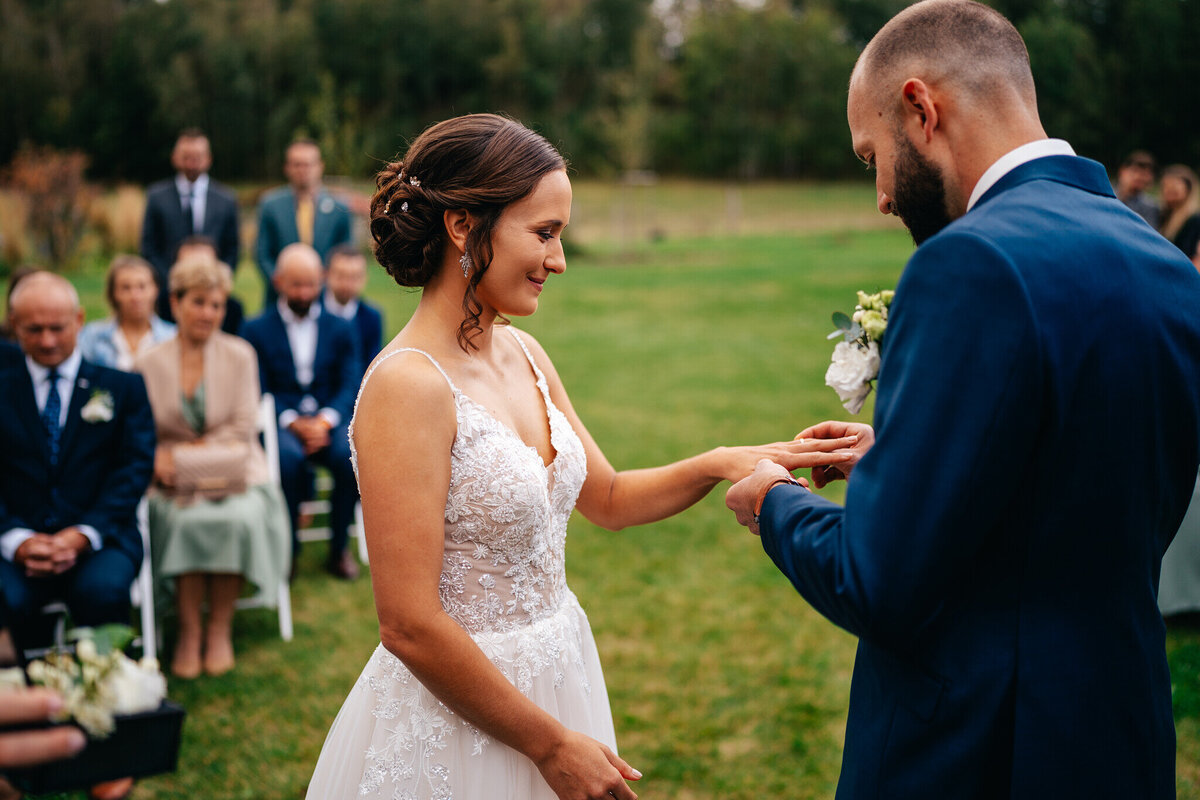 svatba držovická stodola výměna prstýnků