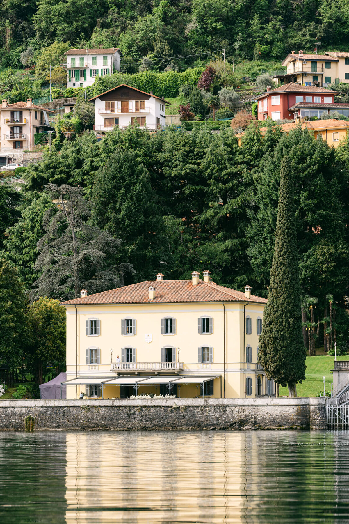 An aerial drone photo of the wedding venue villa aura del lago on Lake Como in Italy