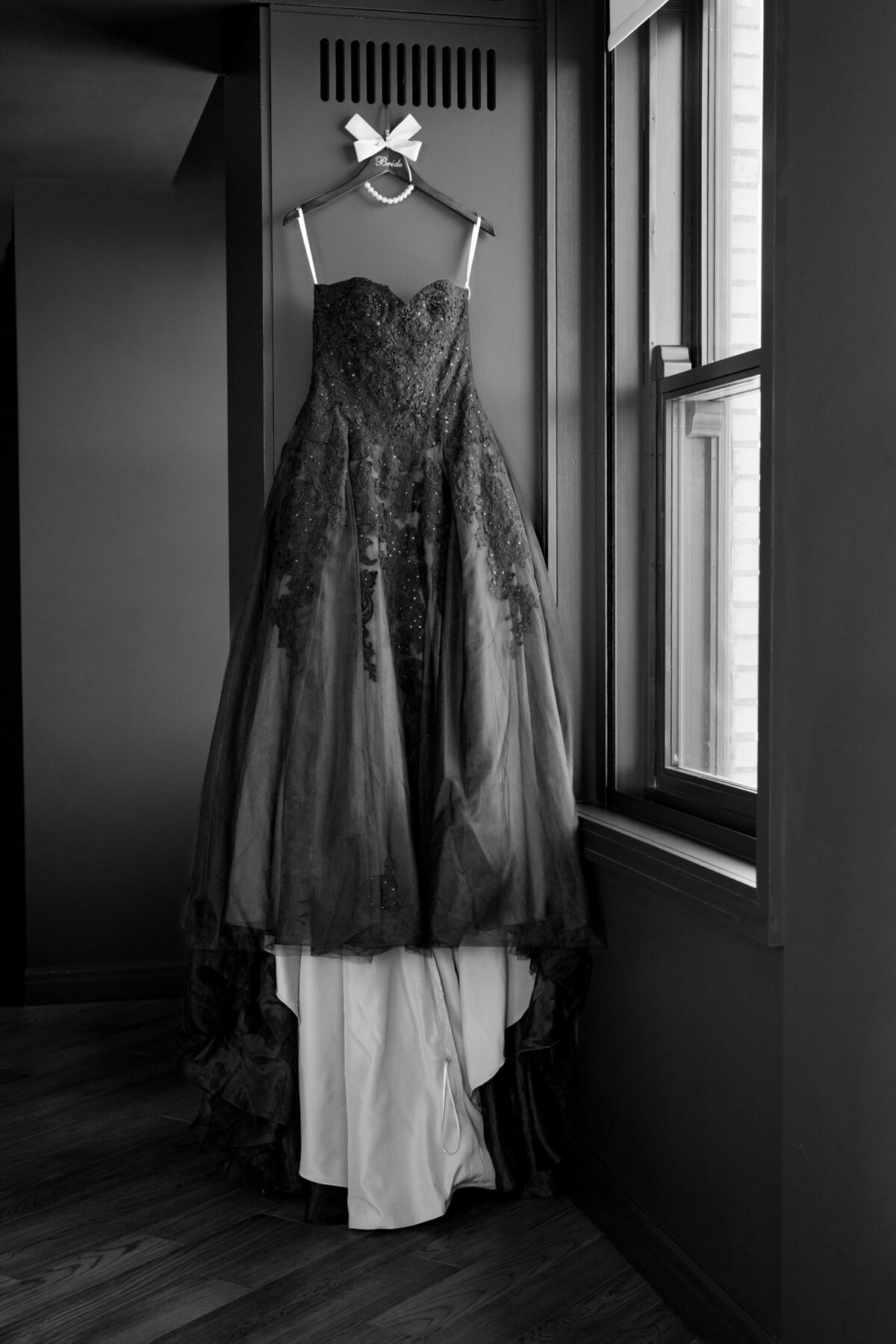Berlez-Aspen-Avenue-Chicago-Wedding-Photographer- Clementine-Events-Thistle-&-Plume-Shannon-O’Brien-Makeup-Daniela-Kosta-Beauty-Sarabande-The-Robey-Vogue-Magazine-Editorial-Edgy-4