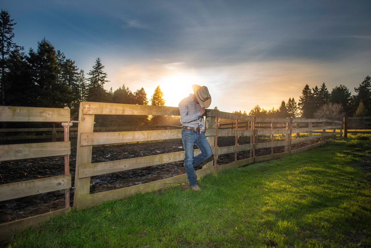 Humboldt-county-senior-photographer-boys-senior-photographer-cowboy-hat-sunset