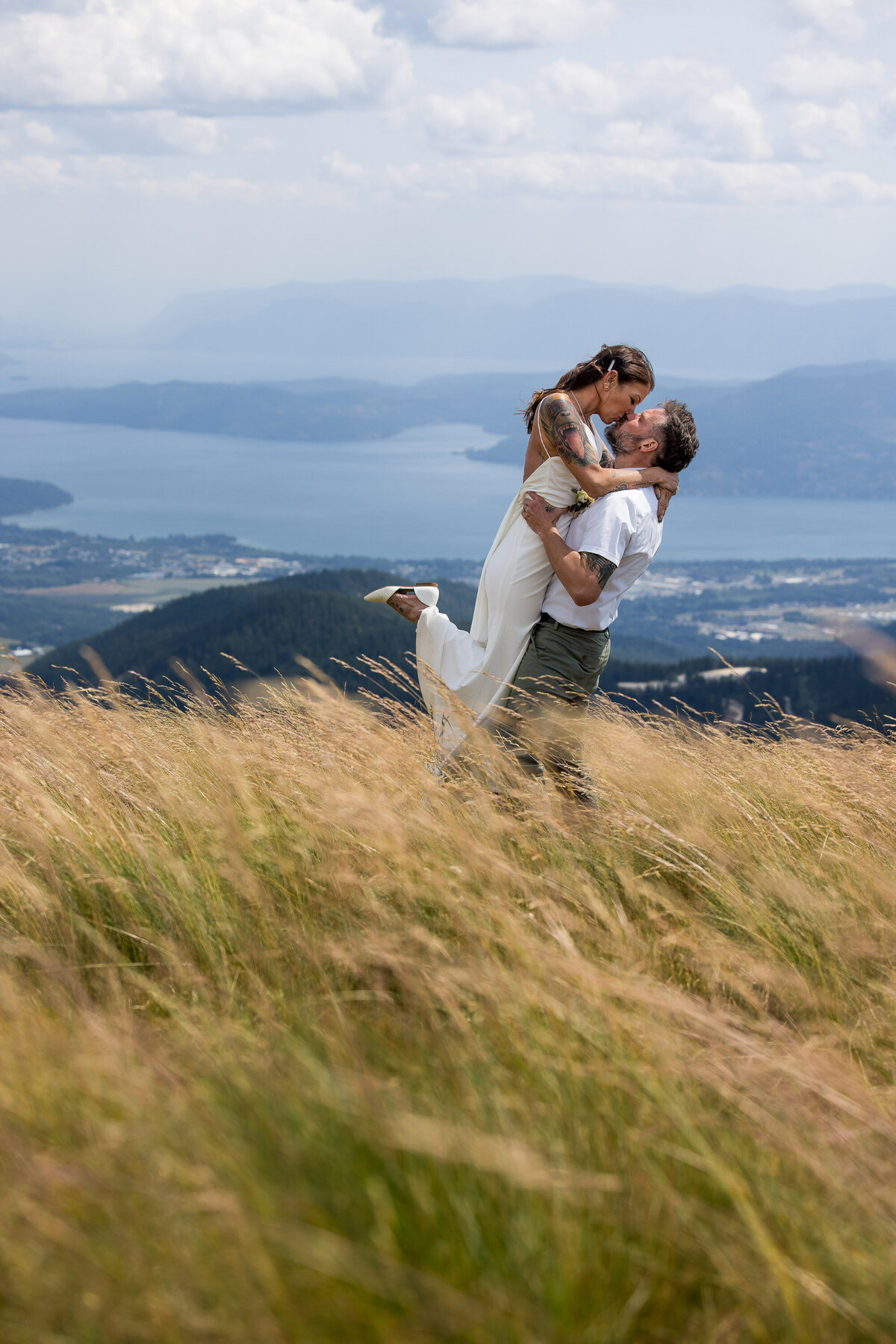 wedding-portrait-bride-groom-schweitzer-nature-lake-kiss