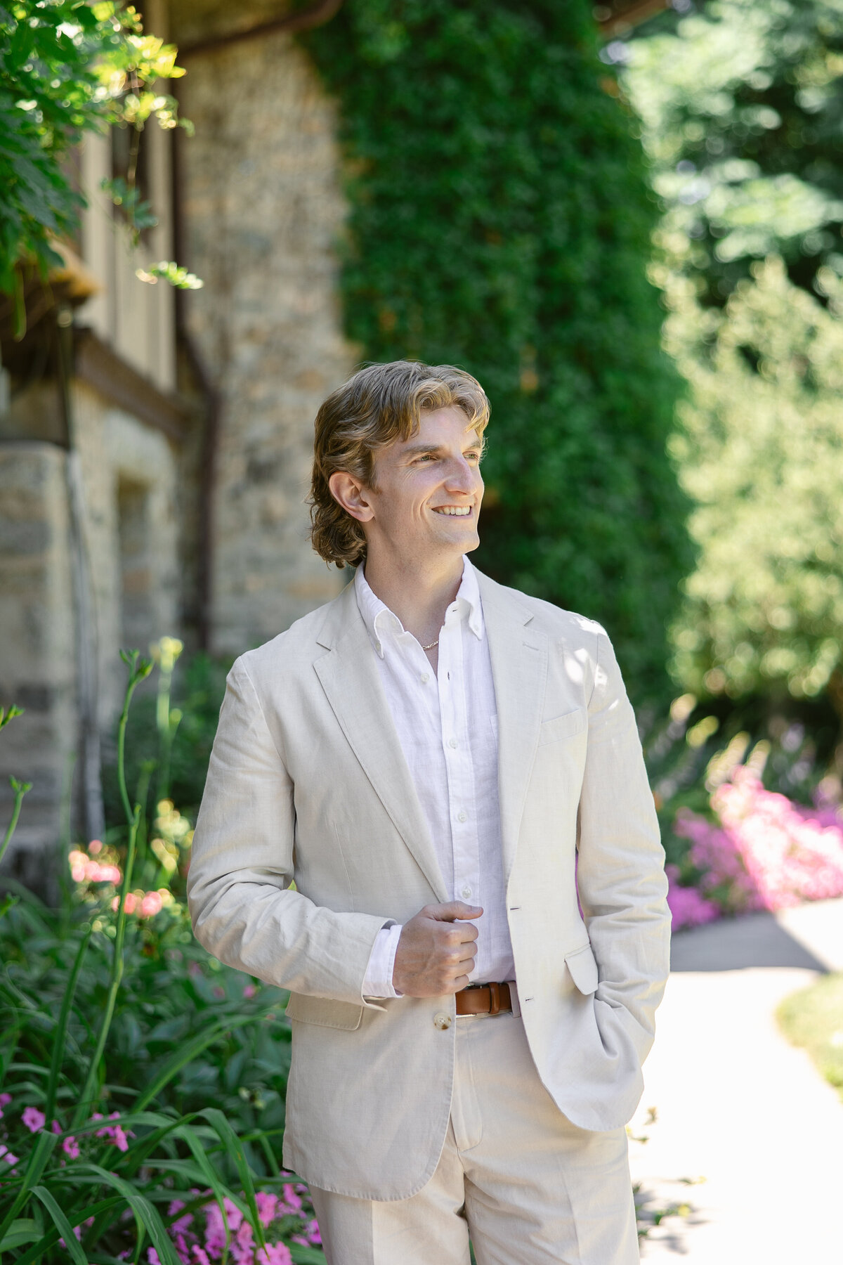 groom-portraits-at-saint-clements-castle