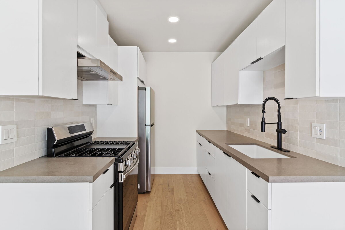 modern-kitchen-black-faucet