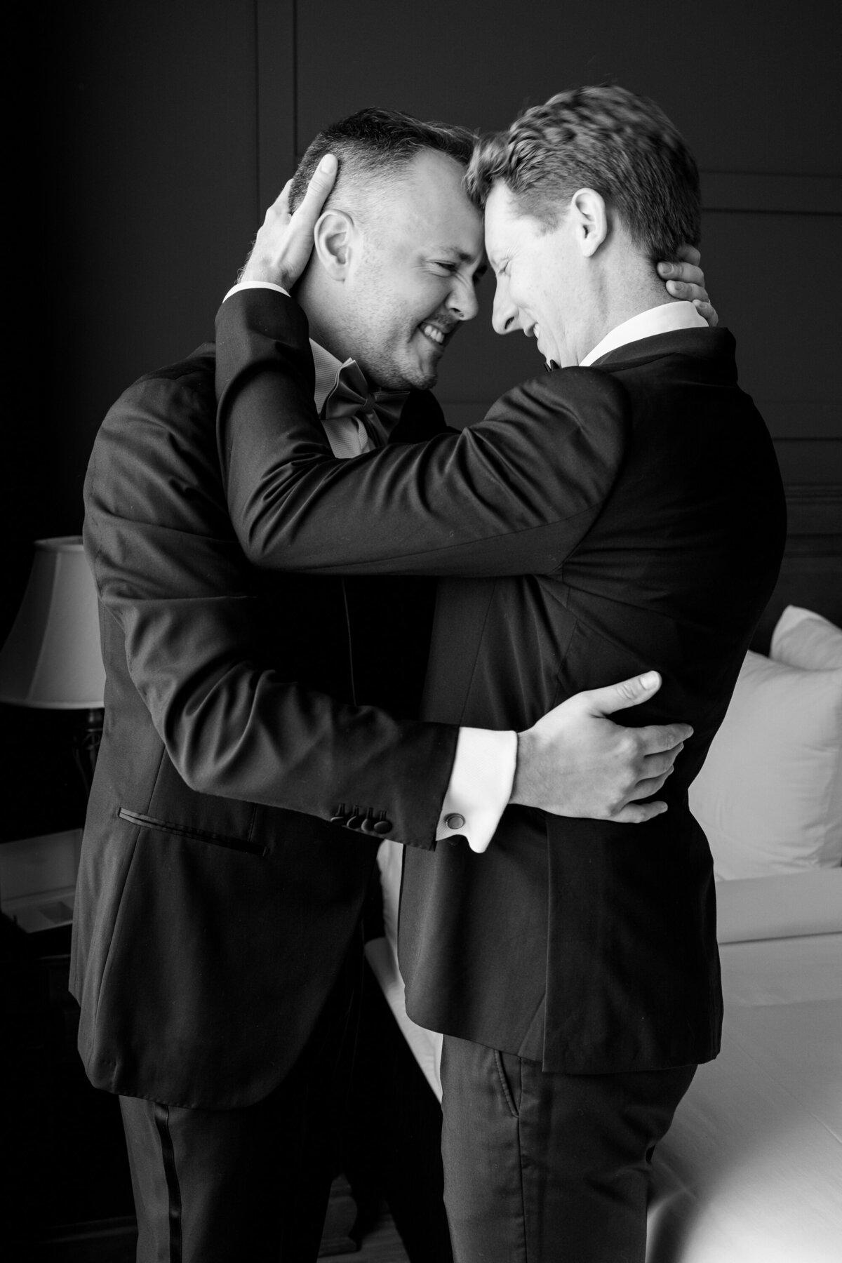 Jeune marié et son témoin avant la cérémonie de mariage