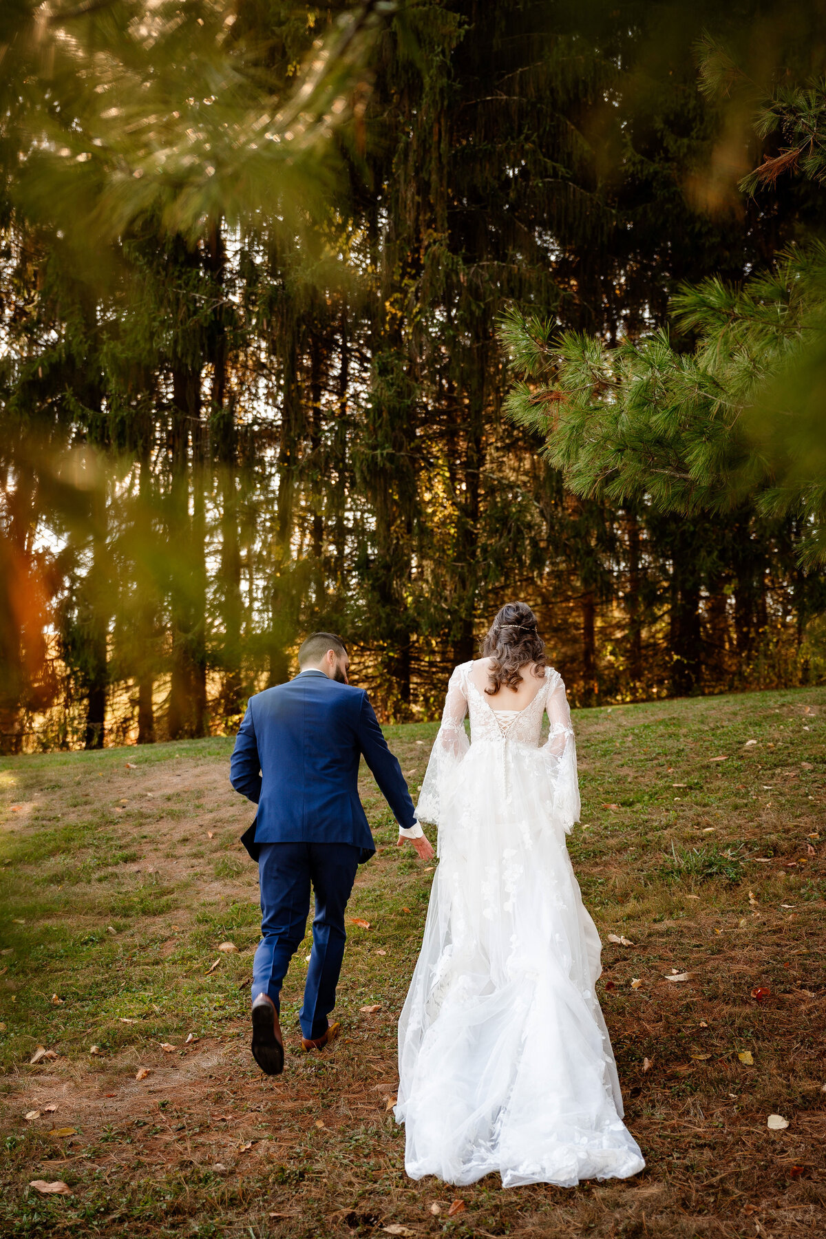 candid wedding photos from shady elms farm events
