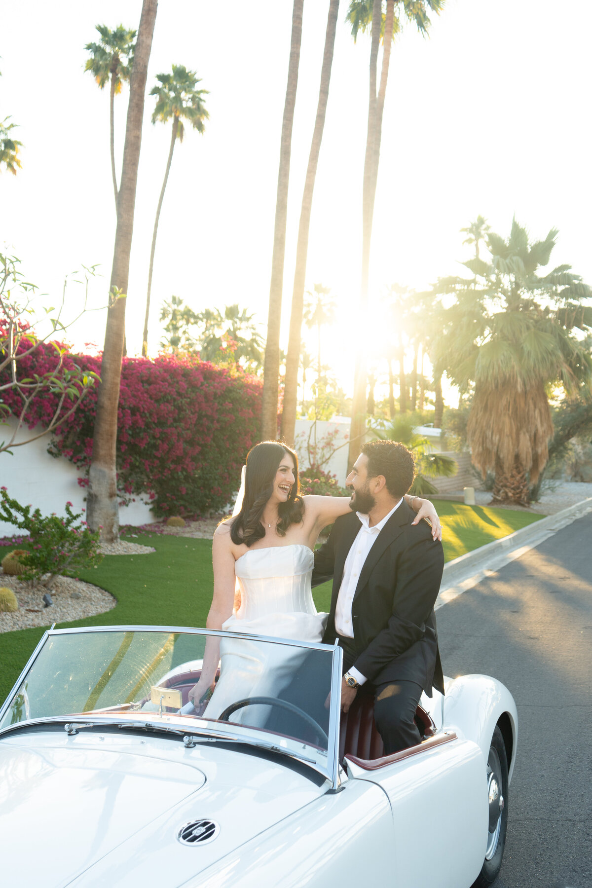couple-elopement-Palm-Springs-vintage-car